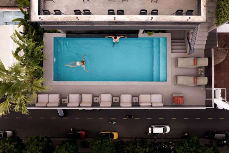 Vista aérea de la piscina en azotea del Hotel La Siesta Premium Saigon Central con tumbonas