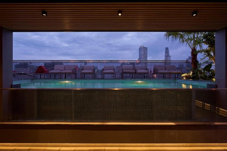Piscina infinita en la azotea del Hotel La Siesta Premium Saigon con vistas al skyline de Ho Chi Minh