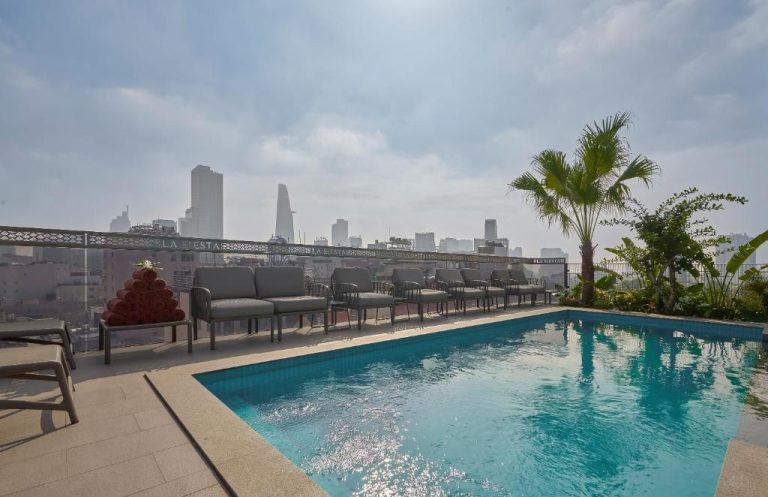 Piscina en la azotea del Hotel La Siesta Premium Saigon Central con vistas al skyline de Ho Chi Minh