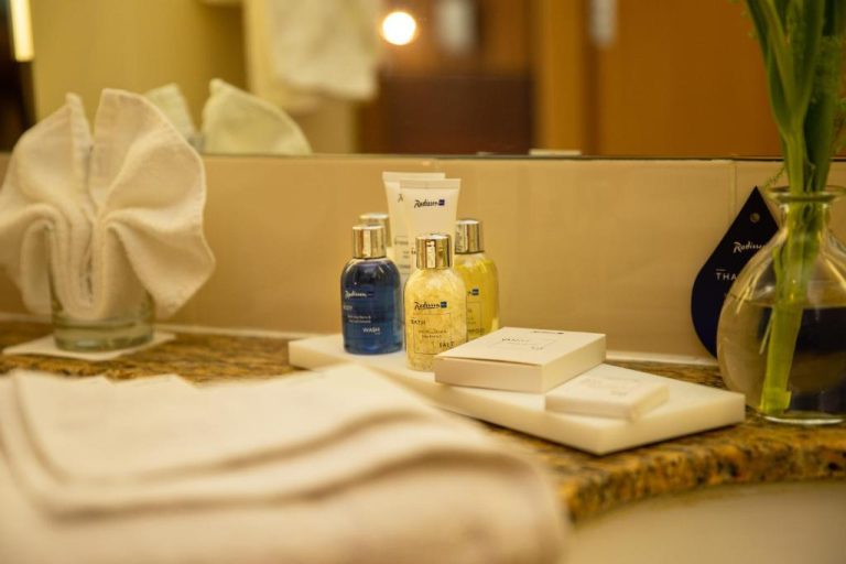 Amenities de baño del Radisson Blu Hotel Athlone con productos de higiene y toallas decorativas