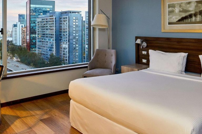 Habitación doble con cama king y vistas panorámicas a los rascacielos en Radisson Blu Plaza El Bosque Santiago