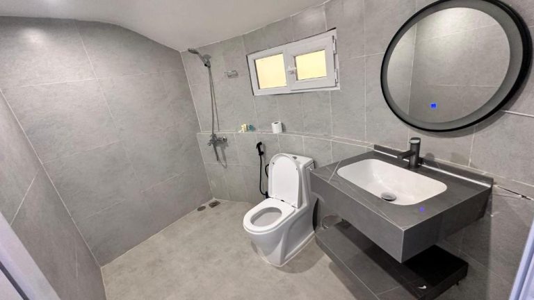 Baño moderno con ducha abierta, inodoro y lavabo en el Starry Domes Desert Camp