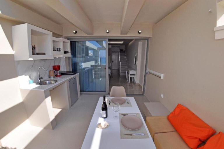 Apartamento con cocina equipada y zona de comedor del Agios Gordios Beach Resort en Corfú