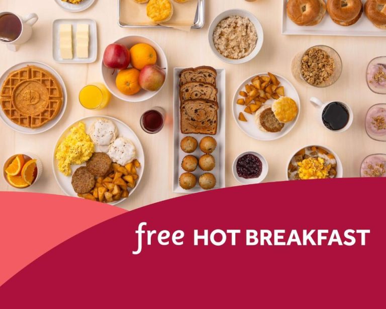 Desayuno caliente gratuito con huevos, gofres, frutas y bollería en el Drury Plaza Hotel Indianapolis Carmel