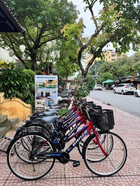 Bicicletas de alquiler Danzo frente al Ancient Haven Central Boutique Hotel en Hoi An, Vietnam