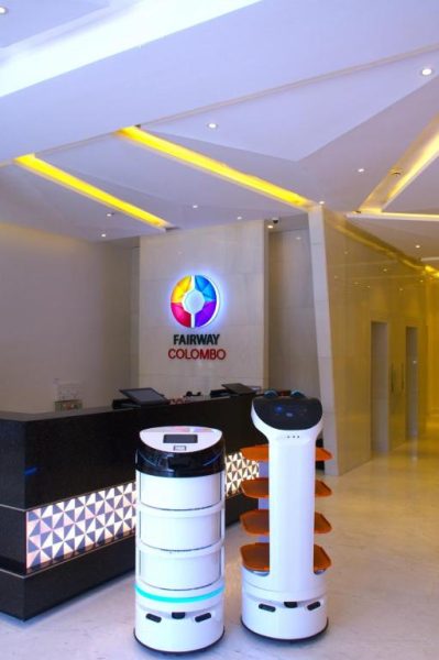 Robots de servicio automatizado en la recepción del Fairway Colombo, primer hotel con tecnología robótica de Sri Lanka