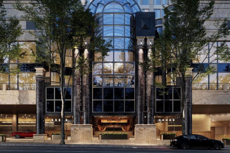 Fachada principal del Sheraton Grand Sydney Hyde Park con cúpula de cristal e imponente entrada iluminada