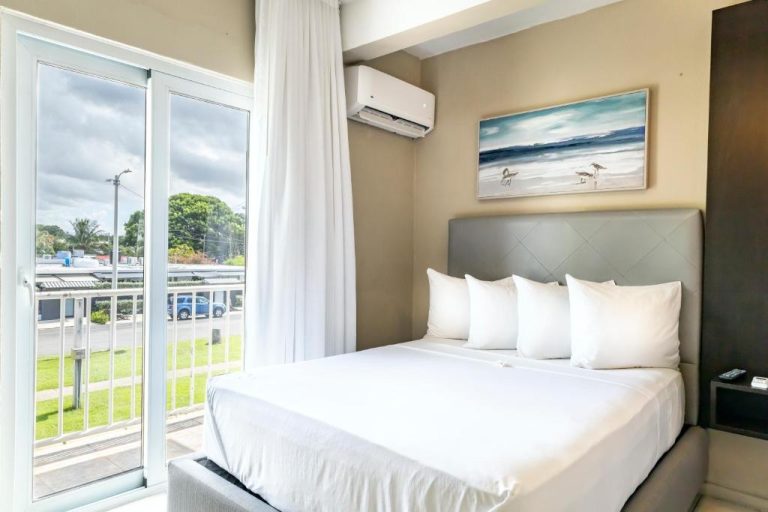 Habitación doble con cama matrimonial, balcón y aire acondicionado en Villa Verde Inn