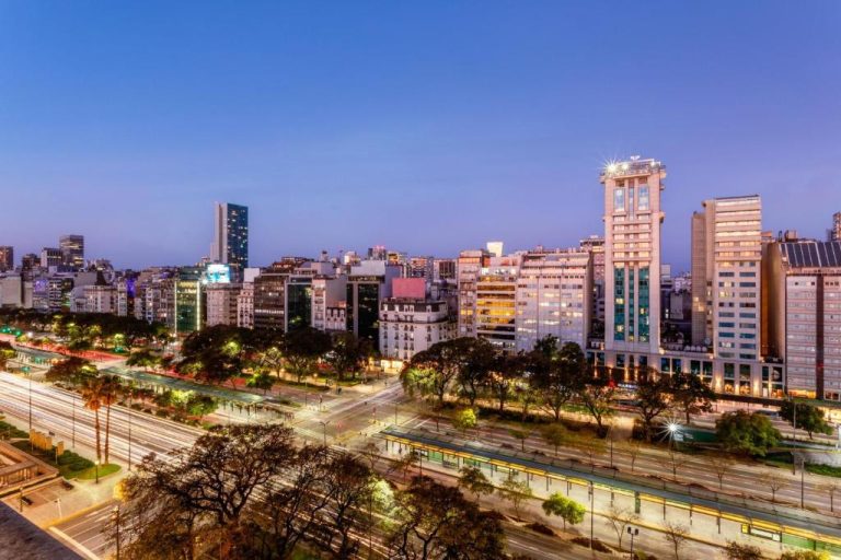 Vista nocturna de la Avenida 9 de Julio desde el Marriott Buenos Aires Downtown con skyline iluminado