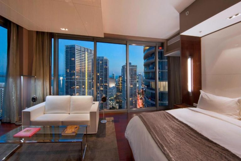 Habitación de lujo con vistas panorámicas al skyline nocturno en Hotel Beaux Arts Autograph Collection Miami