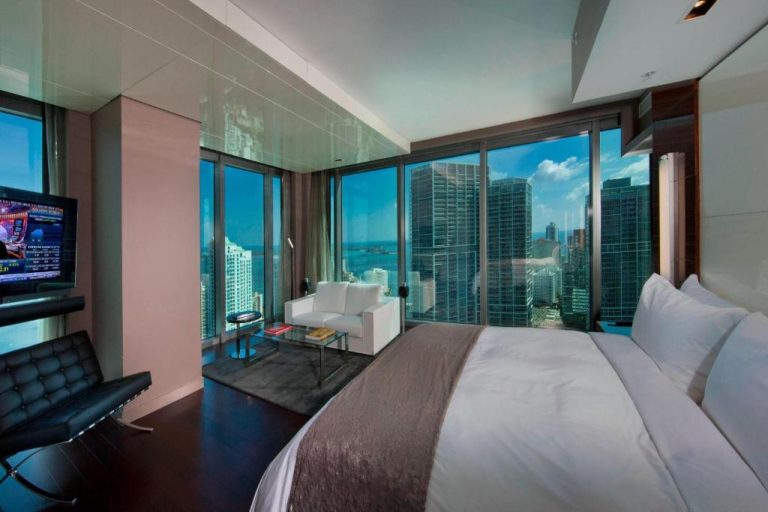 Habitación de lujo con vistas panorámicas al skyline en Hotel Beaux Arts Autograph Collection Miami
