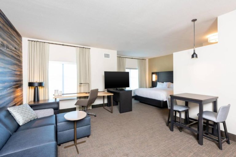 Suite con sofá, escritorio y cama en Residence Inn by Marriott Indianapolis South Greenwood