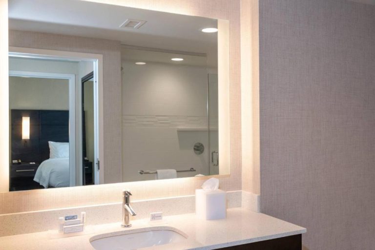 Baño moderno con lavabo y espejo retroiluminado en Residence Inn by Marriott Indianapolis Greenwood