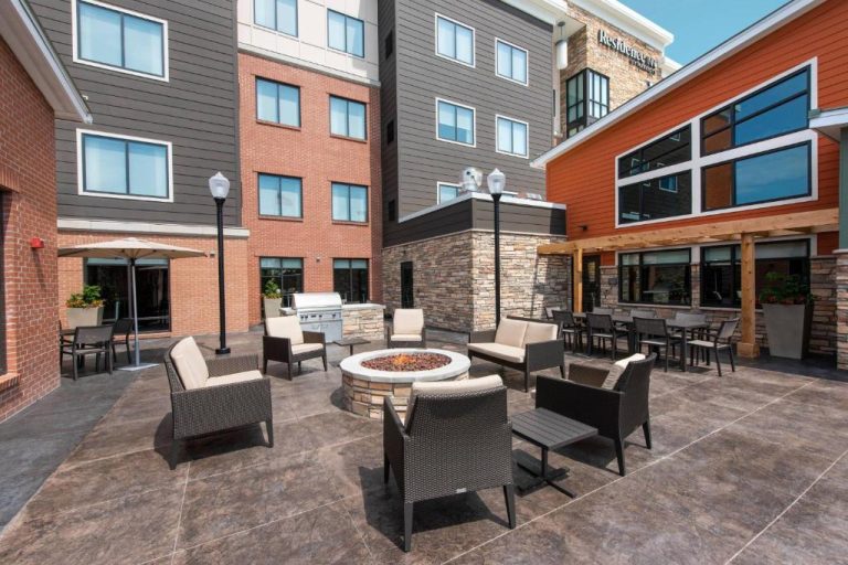 Terraza exterior con hoguera y zona de descanso del Residence Inn by Marriott Indianapolis Greenwood