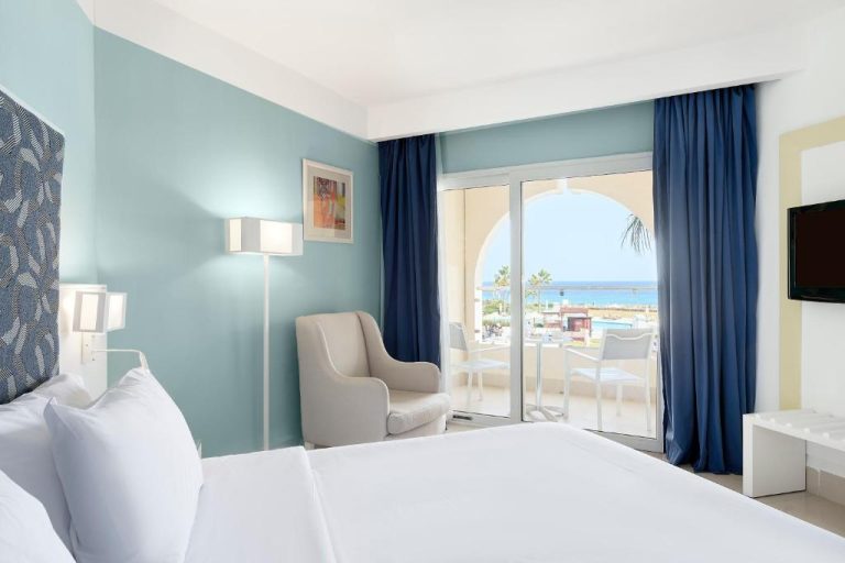 Habitación doble con cama king y terraza con vistas al mar en Iberostar Selection Diar El Andalous