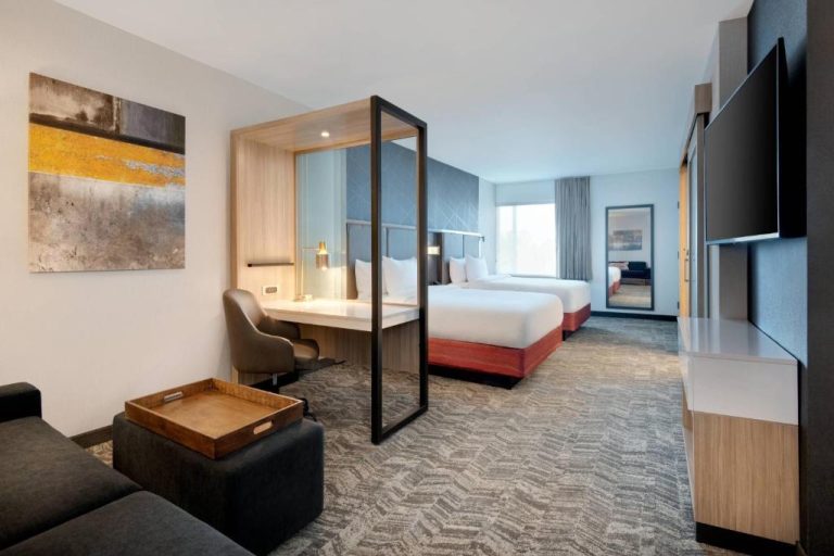 Suite con dos camas dobles y zona de trabajo en SpringHill Suites by Marriott Indianapolis Keystone