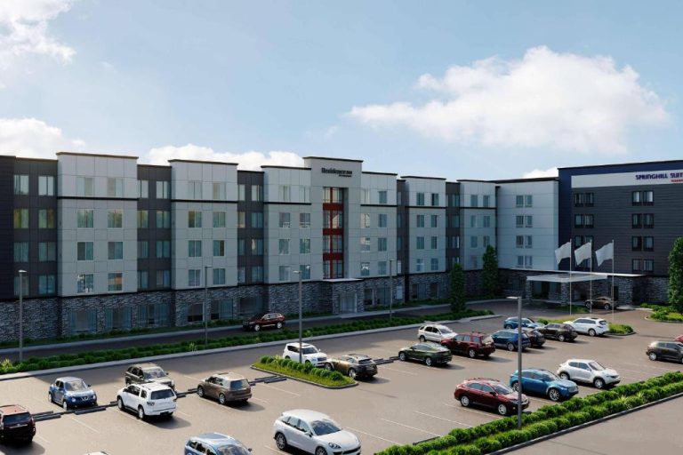 Vista exterior del SpringHill Suites by Marriott Indianapolis Keystone con amplio aparcamiento
