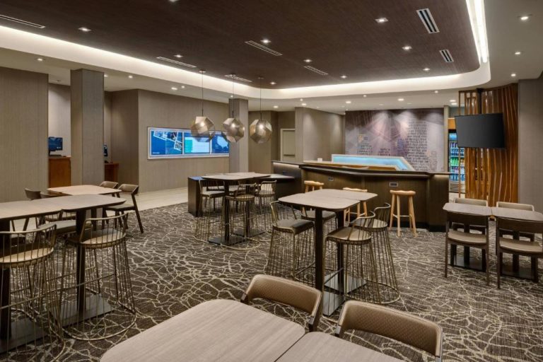 Área de desayuno y restaurante del SpringHill Suites by Marriott Indianapolis Keystone con mesas modernas