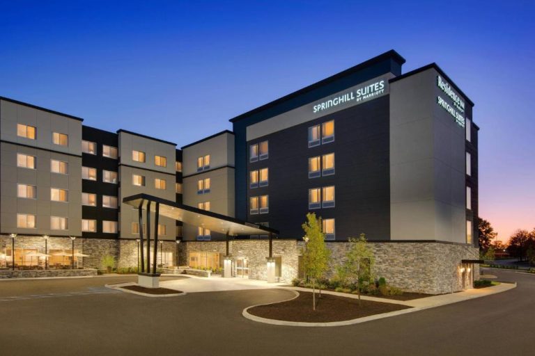 Fachada exterior iluminada del SpringHill Suites by Marriott Indianapolis Keystone al atardecer