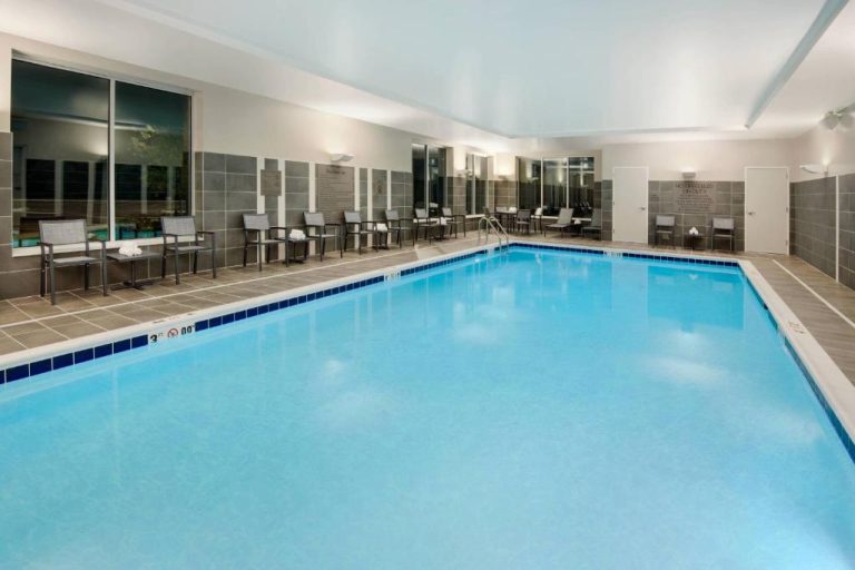 Piscina interior climatizada del SpringHill Suites by Marriott Indianapolis Keystone con tumbonas y amplio espacio