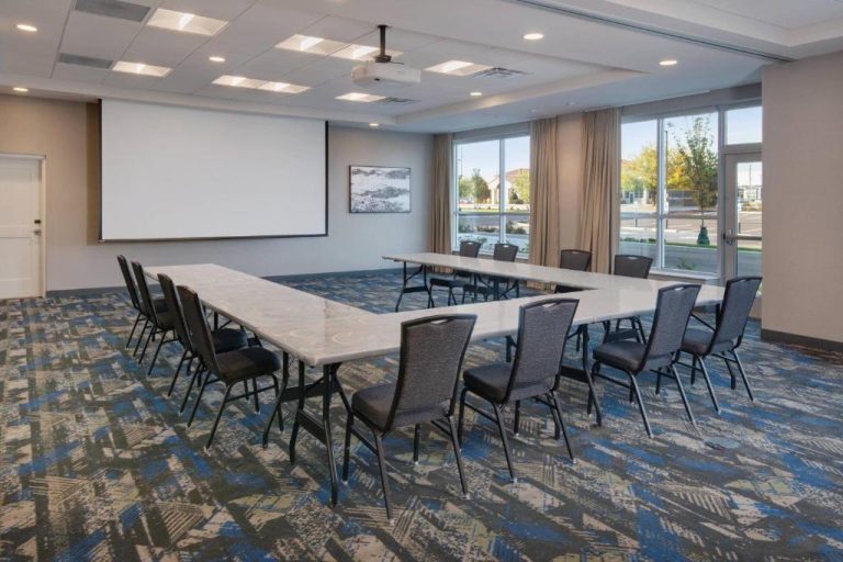 Sala de reuniones con mesas en U y proyector del SpringHill Suites by Marriott Indianapolis Keystone