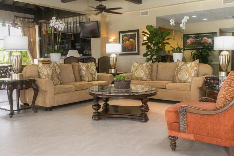 Elegante sala de estar con sofás y mesa de centro en el lobby del Comfort Suites Paradise Island