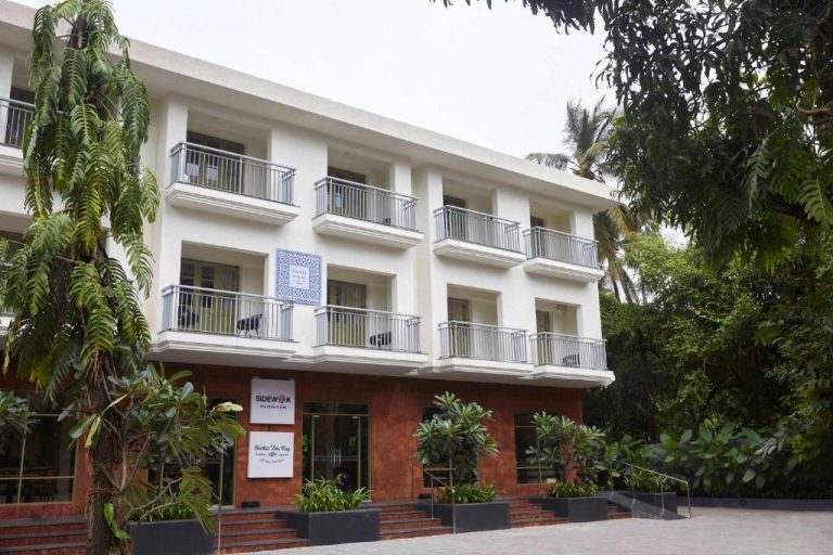 Fachada exterior del Radha House Siolim Boutique Hotel con balcones y restaurante Sidewok en Goa