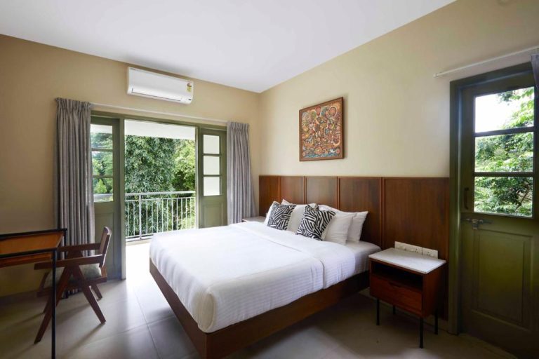 Habitación doble con cama king, balcón con vistas a jardín tropical en Radha House Siolim Boutique Hotel