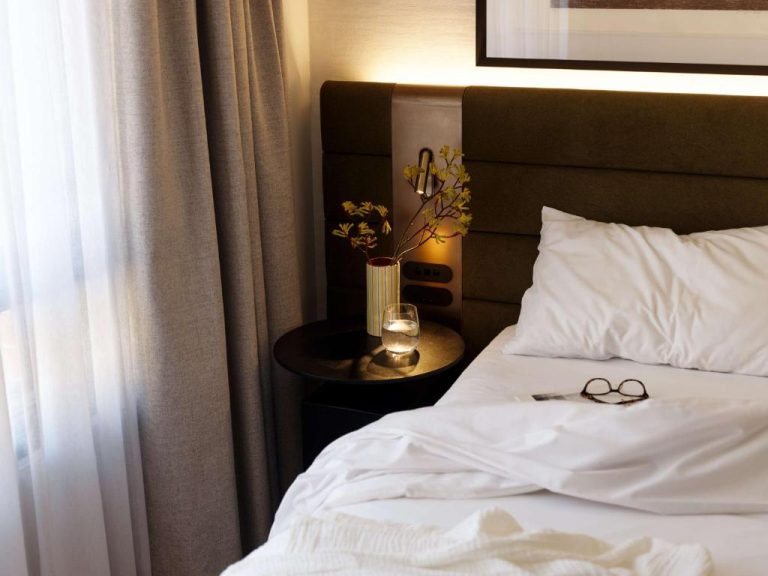 Habitación elegante con cama doble y mesita de noche en Adina Apartment Hotel Sydney Town Hall