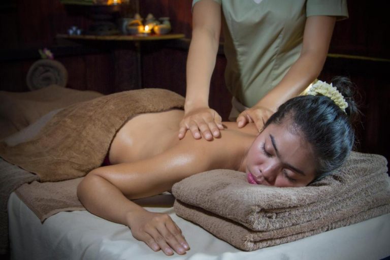 Sesión de masaje relajante en el spa del hotel The Bliss Angkor con terapeuta profesional