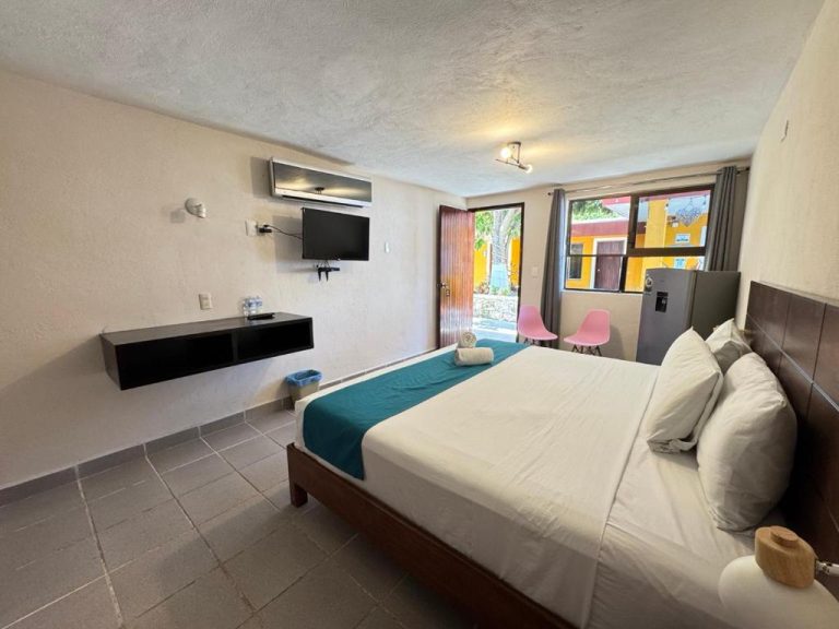 Habitación doble con cama matrimonial, TV y minibar en Hotel Caribe con vista al exterior