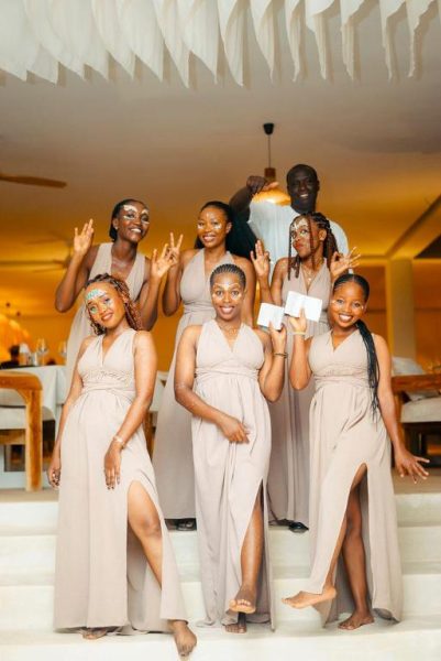 Grupo de damas de honor posando con elegantes vestidos en Le Saint Tropez durante celebración de boda