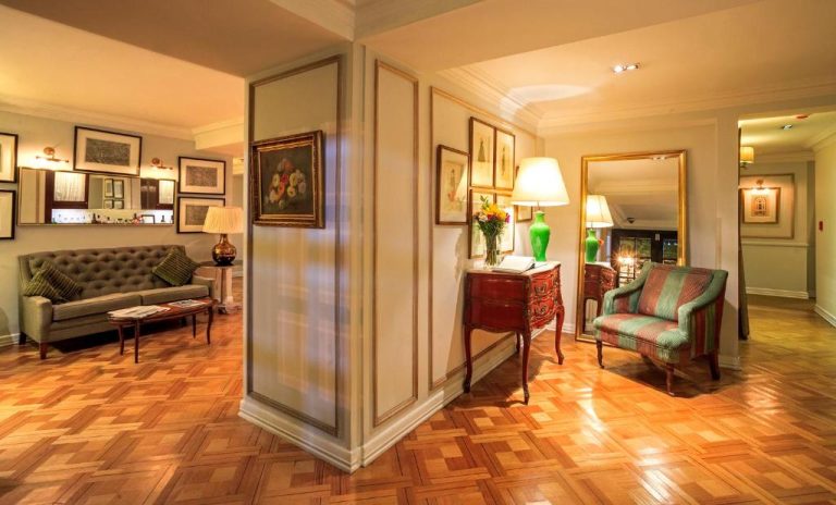 Elegante lobby con suelos de parquet y decoración clásica del Hotel Boutique Le Reve
