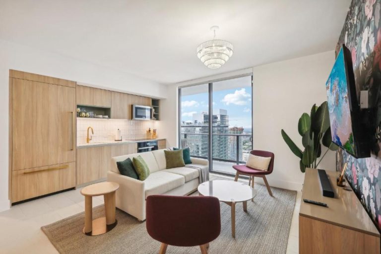 Salón moderno con cocina integrada y vista panorámica a la ciudad en Stunning Lux 2 Bed 2 Bath