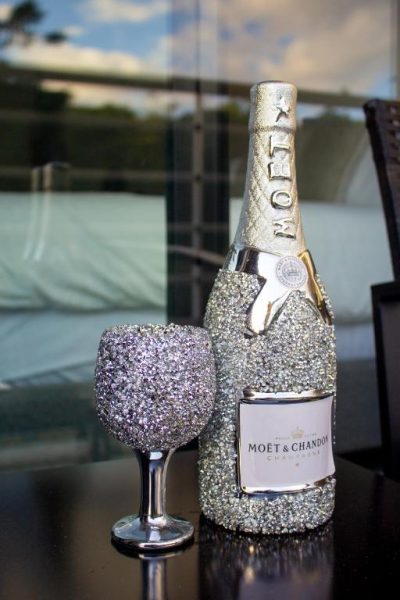 Botella de champán Moët & Chandon y copa decoradas con cristales en Premium Studio with Pool View