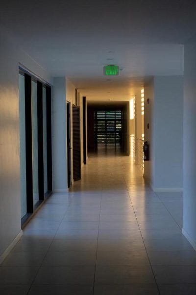 Pasillo interior iluminado con salida de emergencia en Premium Studio with Pool View