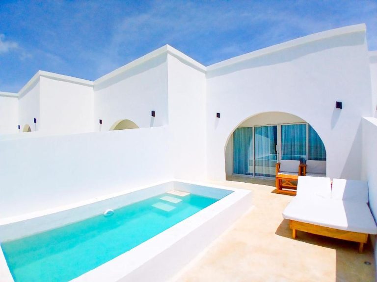 Terraza privada con piscina y tumbonas del Hotel Le Saint Tropez de estilo mediterráneo