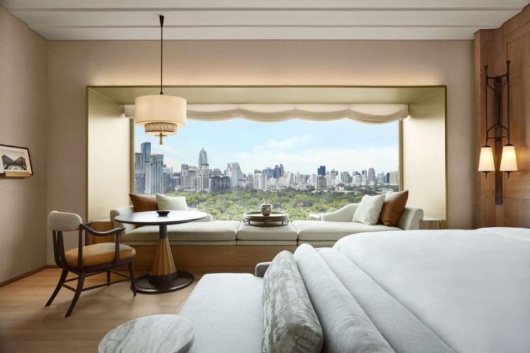 Habitación de lujo con vista panorámica a la ciudad y parque en el Dusit Thani Bangkok