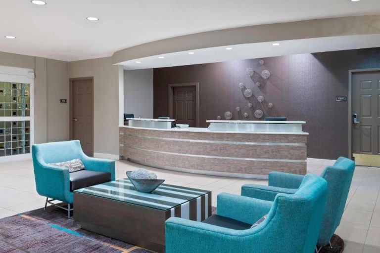 Recepción moderna con sillones turquesa en el lobby del Residence Inn Tampa Downtown