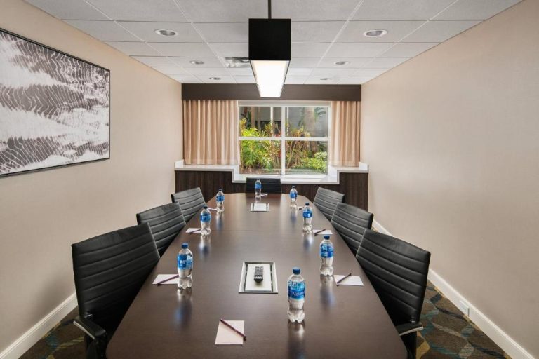 Sala de reuniones ejecutiva con mesa de conferencias y sillas en Residence Inn Tampa Downtown