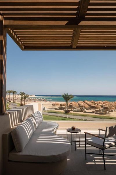 Terraza con sofá y sillas del JAZ Elite Riviera con vistas a la playa y mar turquesa