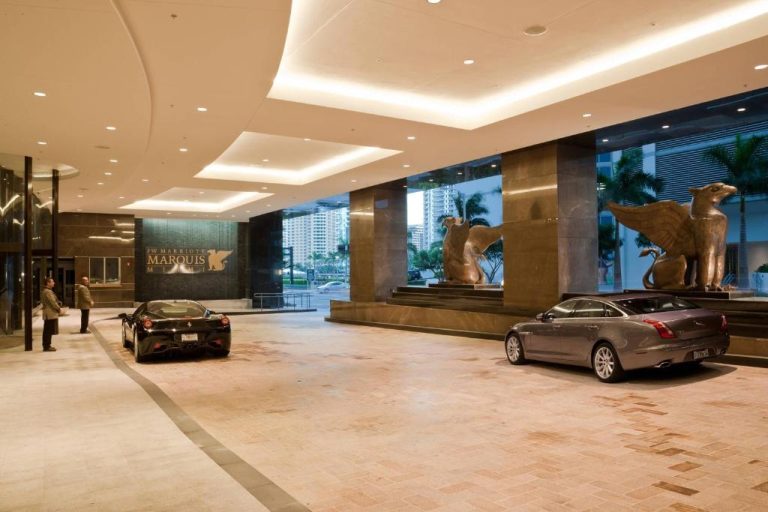 Entrada principal con valet parking y esculturas de grifos del JW Marriott Marquis Miami
