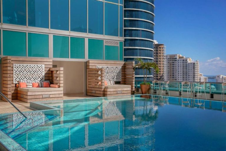 Piscina infinita en la azotea del JW Marriott Marquis Miami con cabanas de lujo y vistas a la ciudad