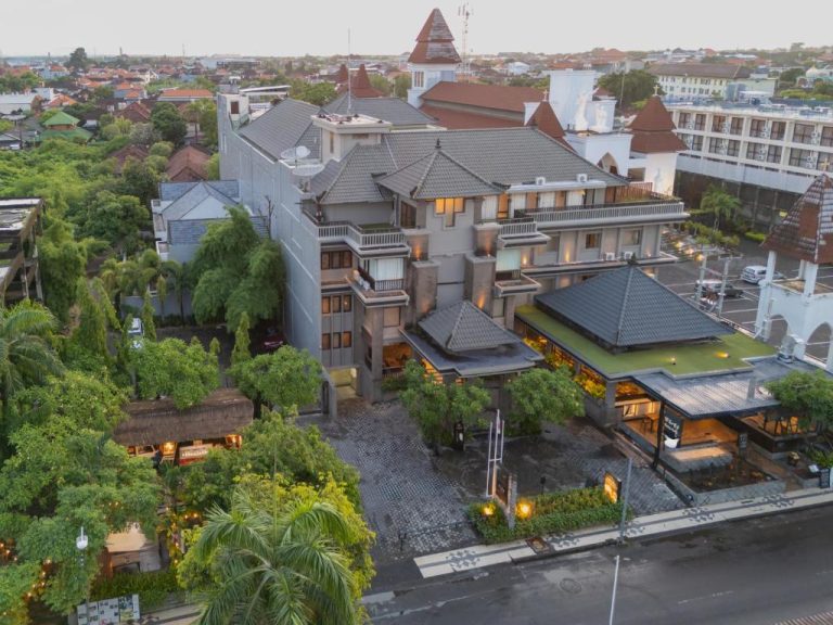 Vista aérea del The Vira Bali Boutique Hotel & Suite con arquitectura balinesa y jardines tropicales