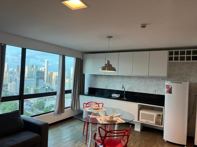 Cocina americana con comedor y amplia vista panorámica de la ciudad en el Flat Ramad