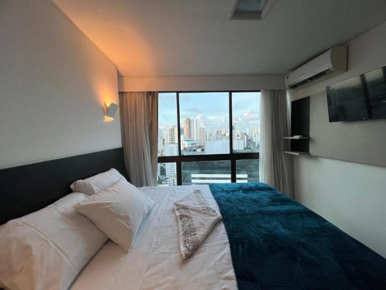Habitación doble con cama king y vista panorámica a la ciudad en Flat Ramad