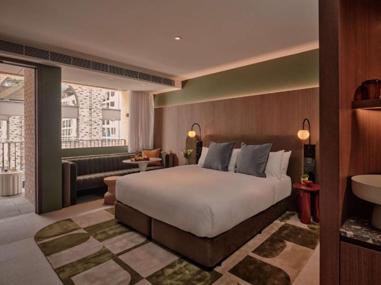 Habitación superior con cama doble, decoración moderna y balcón exterior en The EVE Hotel Sydney