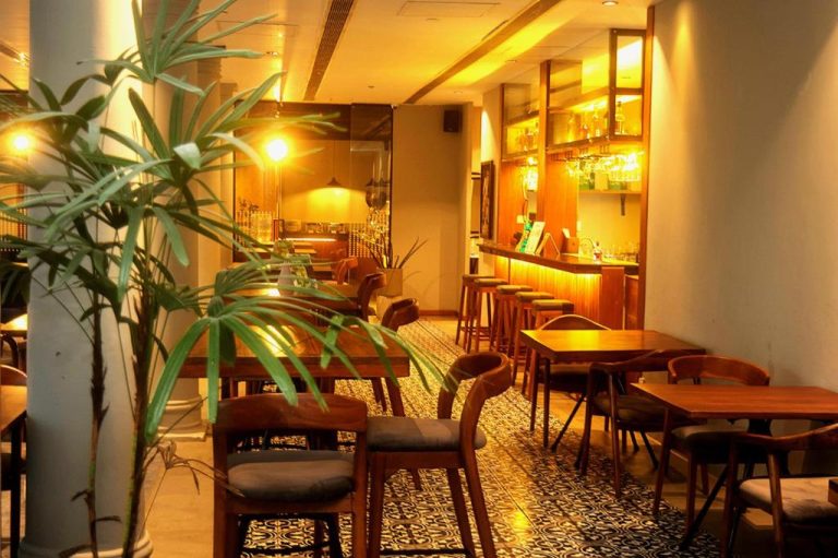Bar y restaurante interior con iluminación cálida y barra de cócteles del Fairway Colombo en Sri Lanka