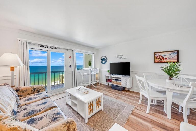 Salón luminoso con vista al mar y balcón del condo Pinnacle Port en Panama City Beach