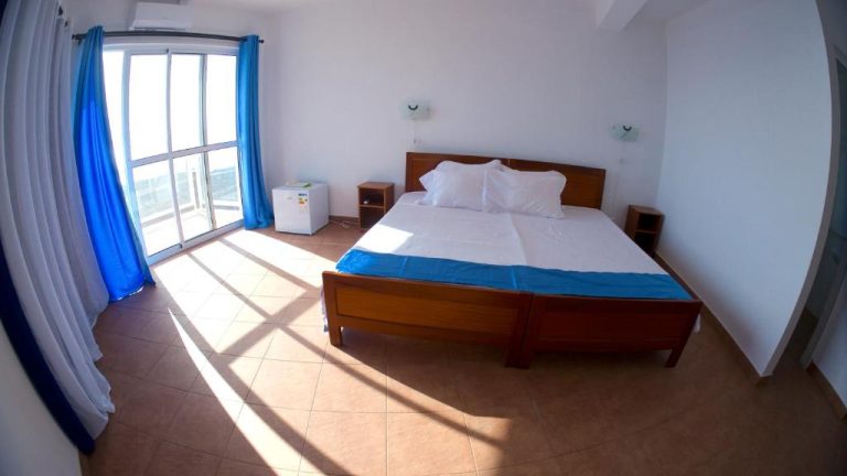 Habitación doble con cama matrimonial y vistas al mar en Cacimba Sunset Lodge